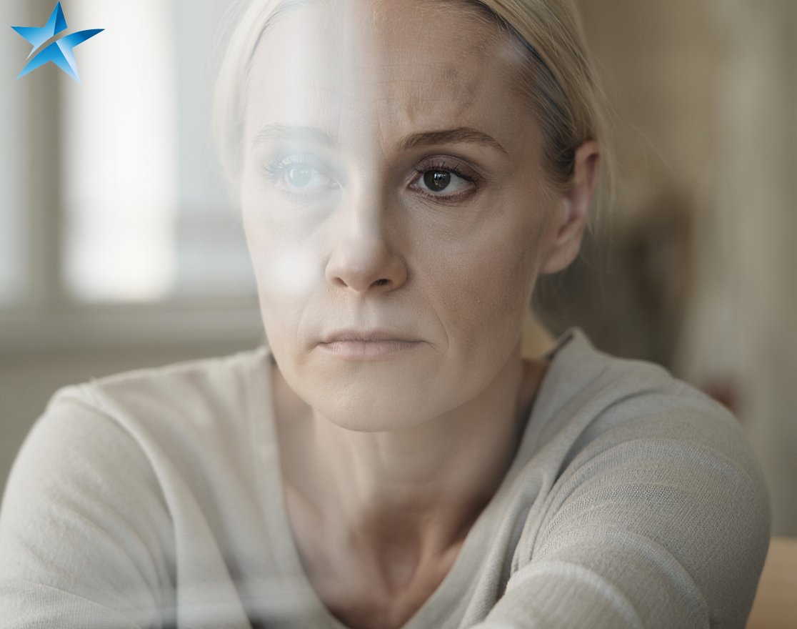 Девушка смотрит в окно